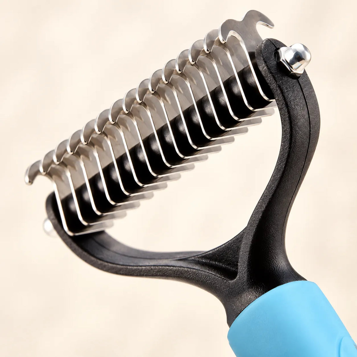 Close view of the stainless steel teeth of the detangling comb