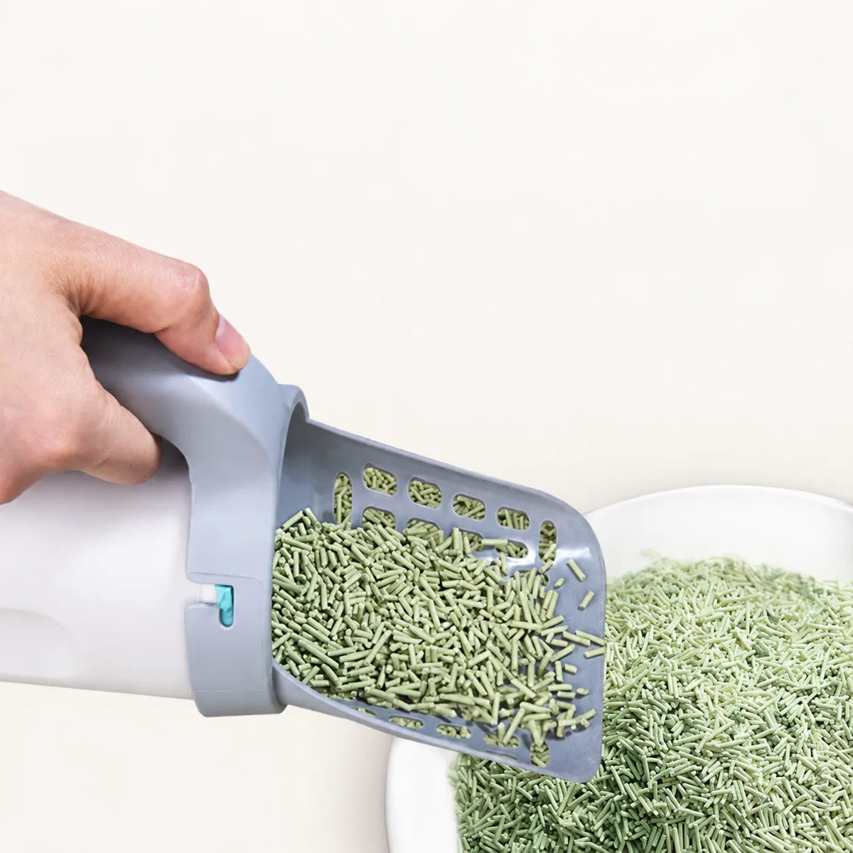 Scooping litter with the perforated scoop head